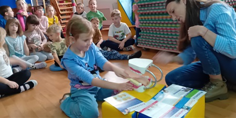 Powiększ grafikę: Na zdjęciu dzieci z grupy IV podczas zajęć prowadzonych przez panie z Sanepidu.