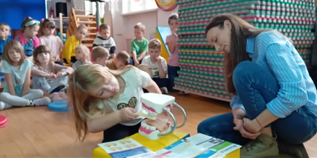 Powiększ grafikę: Na zdjęciu dzieci z grupy IV podczas zajęć prowadzonych przez panie z Sanepidu.
