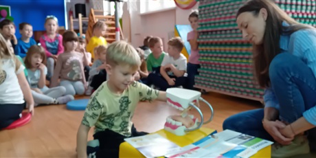 Powiększ grafikę: Na zdjęciu dzieci z grupy IV podczas zajęć prowadzonych przez panie z Sanepidu.