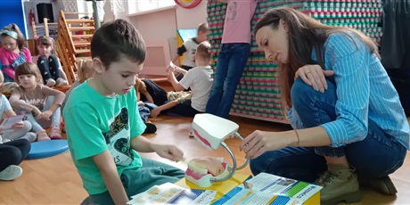 Powiększ grafikę: Na zdjęciu dzieci z grupy IV podczas zajęć prowadzonych przez panie z Sanepidu.