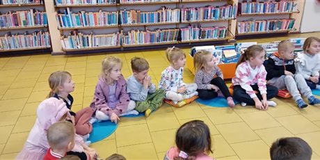 Powiększ grafikę: Kosmoludki na zajęciach edukacyjnych w bibliotece