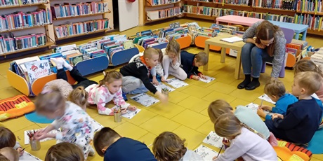 Powiększ grafikę: Kosmoludki na zajęciach edukacyjnych w bibliotece