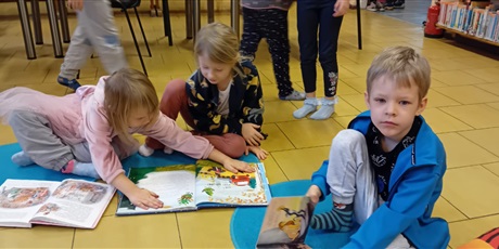 Powiększ grafikę: Kosmoludki na zajęciach edukacyjnych w bibliotece