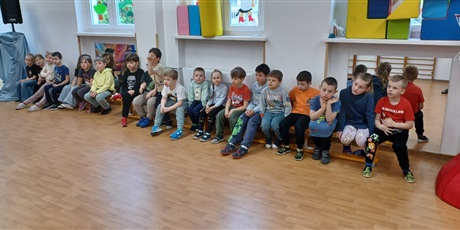 Powiększ grafikę: Zajęcia ze strażakiem w grupie IV