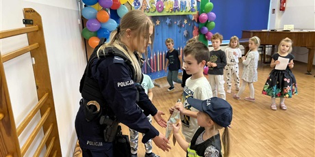 Powiększ grafikę: Na zdjęciu dzieci z panią policjantką