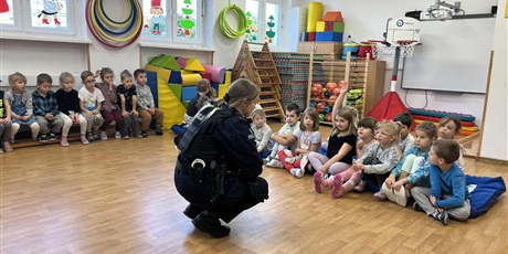 Powiększ grafikę: Na zdjęciu dzieci z panią policjantką
