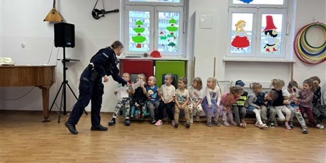 Powiększ grafikę: Na zdjęciu dzieci z panią policjantką