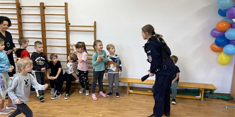Powiększ grafikę: Na zdjęciu dzieci z panią policjantką