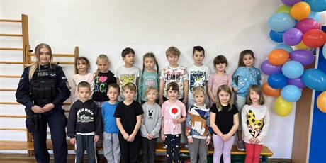 Powiększ grafikę: Na zdjęciu dzieci z grupy IV z panią policjantką