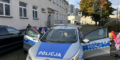 Powiększ grafikę: Na zdjęciu dzieci przy radiowozie policyjnym