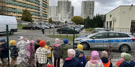 Powiększ grafikę: Na zdjęciu dzieci żegnają panią policjantkę