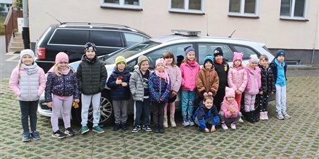 Powiększ grafikę: Na zdjęciu dzieci przy radiowozie policyjnym