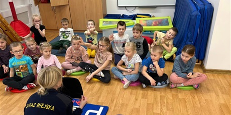 Powiększ grafikę: Zajęcia edukacyjne z pracownikami Straży Miejskiej „Bezpieczne dzieciństwo” - grupa IV