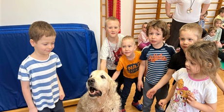 Powiększ grafikę: Dzieci oraz pies Marley na sali gimnastycznej