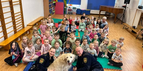 Powiększ grafikę: Dzieci, pracownicy Straży Miejskiej i pies Marley na sali gimnastycznej