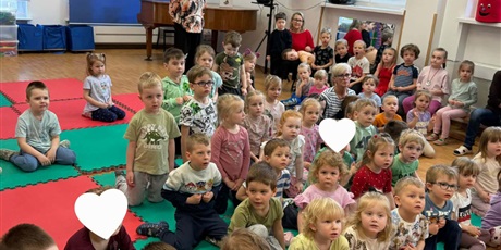 Powiększ grafikę: Dzieci na sali gimnastycznej podczas zajęć edukacyjnych ze Strażą Miejską