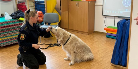 Powiększ grafikę: Na zdjęciu Pani ze Strazy Miejskiej z psem