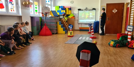 Powiększ grafikę: Zajęcia edukacyjne na sali gimnastycznej  ze Strażą Miejską Autochodzik - grupa IV