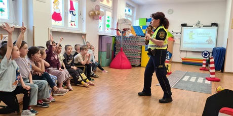 Powiększ grafikę: Zajęcia edukacyjne na sali gimnastycznej  ze Strażą Miejską Autochodzik - grupa IV