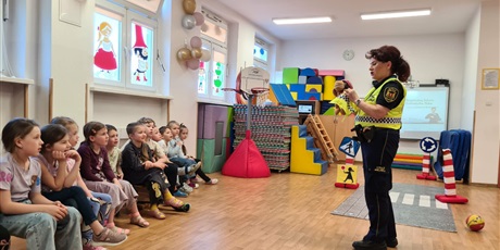Powiększ grafikę: Zajęcia edukacyjne na sali gimnastycznej  ze Strażą Miejską Autochodzik - grupa IV