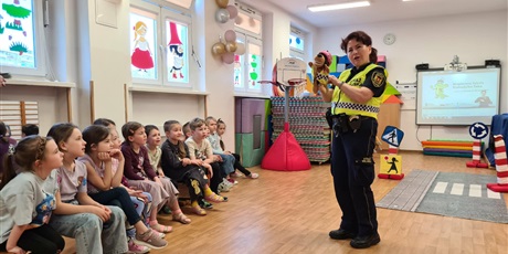 Powiększ grafikę: Zajęcia edukacyjne na sali gimnastycznej  ze Strażą Miejską Autochodzik - grupa IV