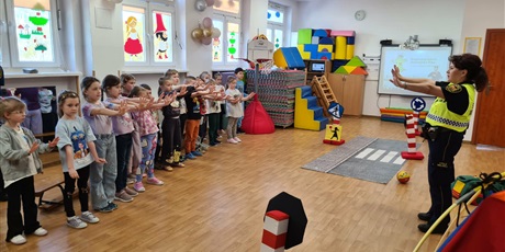 Powiększ grafikę: Zajęcia edukacyjne na sali gimnastycznej  ze Strażą Miejską Autochodzik - grupa IV