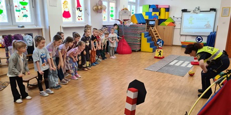 Powiększ grafikę: Zajęcia edukacyjne na sali gimnastycznej  ze Strażą Miejską Autochodzik - grupa IV