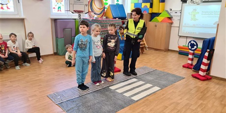 Powiększ grafikę: Zajęcia edukacyjne na sali gimnastycznej  ze Strażą Miejską Autochodzik - grupa IV