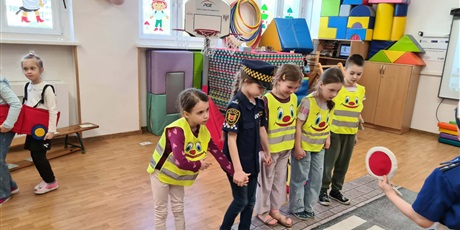 Powiększ grafikę: Zajęcia edukacyjne na sali gimnastycznej  ze Strażą Miejską Autochodzik - grupa IV