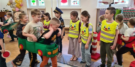 Powiększ grafikę: Zajęcia edukacyjne na sali gimnastycznej  ze Strażą Miejską Autochodzik - grupa IV