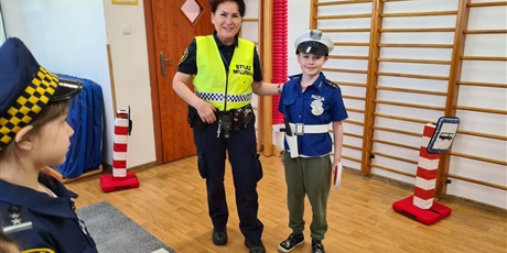 Powiększ grafikę: Zajęcia edukacyjne na sali gimnastycznej  ze Strażą Miejską Autochodzik - grupa IV