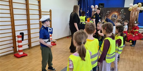 Powiększ grafikę: Zajęcia edukacyjne na sali gimnastycznej  ze Strażą Miejską Autochodzik - grupa IV