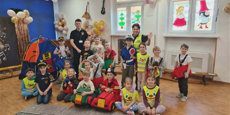 Powiększ grafikę: Zajęcia edukacyjne na sali gimnastycznej  ze Strażą Miejską Autochodzik - grupa IV