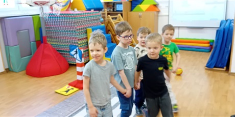 Powiększ grafikę: Zajęcia edukacyjne na sali gimnastycznej  ze Strażą Miejską Autochodzik - grupa III