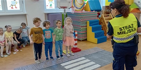 Powiększ grafikę: Zajęcia edukacyjne na sali gimnastycznej  ze Strażą Miejską Autochodzik - grupa III