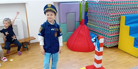 Powiększ grafikę: Zajęcia edukacyjne na sali gimnastycznej  ze Strażą Miejską Autochodzik - grupa III