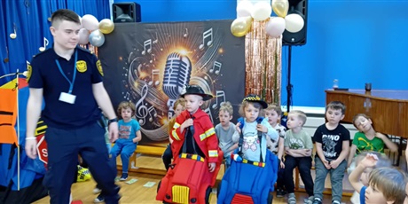 Powiększ grafikę: Zajęcia edukacyjne na sali gimnastycznej  ze Strażą Miejską Autochodzik - grupa III