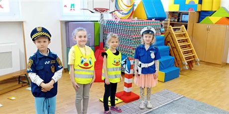 Powiększ grafikę: Zajęcia edukacyjne na sali gimnastycznej  ze Strażą Miejską Autochodzik - grupa III