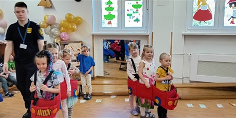 Powiększ grafikę: Zajęcia edukacyjne na sali gimnastycznej  ze Strażą Miejską Autochodzik - grupa III