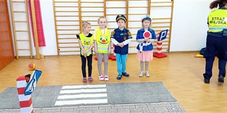 Powiększ grafikę: Zajęcia edukacyjne na sali gimnastycznej  ze Strażą Miejską Autochodzik - grupa III