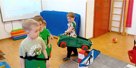 Powiększ grafikę: Zajęcia edukacyjne na sali gimnastycznej  ze Strażą Miejską Autochodzik - grupa III