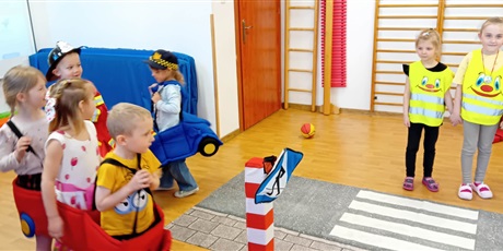 Powiększ grafikę: Zajęcia edukacyjne na sali gimnastycznej  ze Strażą Miejską Autochodzik - grupa III