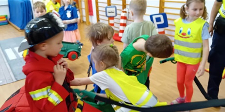 Powiększ grafikę: Zajęcia edukacyjne na sali gimnastycznej  ze Strażą Miejską Autochodzik - grupa III