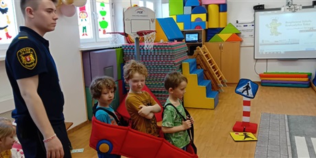 Powiększ grafikę: Zajęcia edukacyjne na sali gimnastycznej  ze Strażą Miejską Autochodzik - grupa III