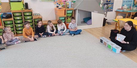 Powiększ grafikę: Pani z Fundacji Generacja prowadzi zajęcia ekologiczne - uczy dzieci jak poprawnie segregować śmieci