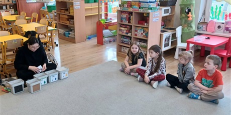 Powiększ grafikę: Pani z Fundacji Generacja prowadzi zajęcia ekologiczne - uczy dzieci jak poprawnie segregować śmieci