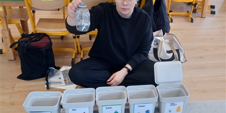 Powiększ grafikę: Pani z Fundacji Generacja prowadzi zajęcia ekologiczne - uczy dzieci jak poprawnie segregować śmieci