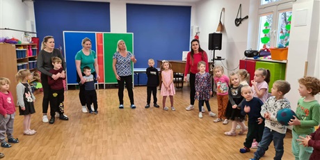 Powiększ grafikę: W grupie Kosmoludków odbyła się wyjątkowa zabawa integracyjna, w której uczestniczyły dzieci z niepełnosprawnością z Przedszkola nr 40 " Pod Sosnami "