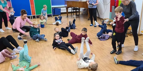 Powiększ grafikę: W grupie Kosmoludków odbyła się wyjątkowa zabawa integracyjna, w której uczestniczyły dzieci z niepełnosprawnością z Przedszkola nr 40 " Pod Sosnami "