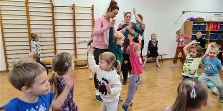 Powiększ grafikę: W grupie Kosmoludków odbyła się wyjątkowa zabawa integracyjna, w której uczestniczyły dzieci z niepełnosprawnością z Przedszkola nr 40 " Pod Sosnami "